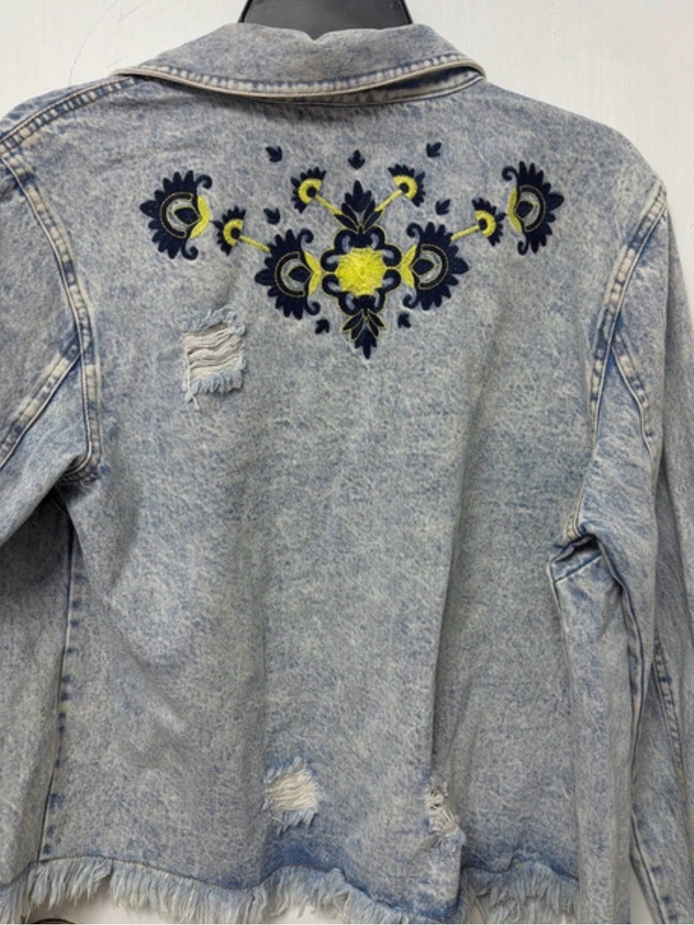 Floral Embroidered Light Wash Denim Jacket (090678) ✨ 🌼 - Picture 2 of 3